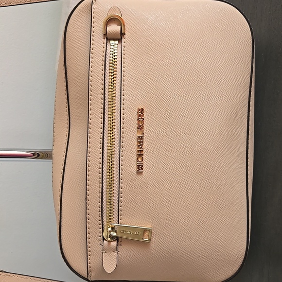 Michael Kors Cream Jet Set Crossbody Bag with Gold Accents - Picture 2 of 12